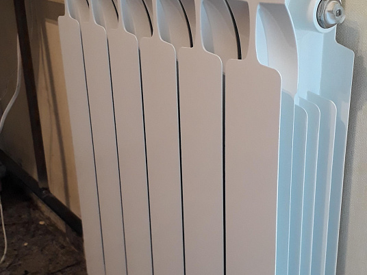 Полностью установленный радиатор отопления на кухне